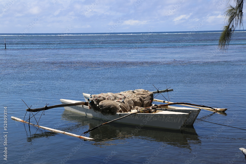 Une pirogue, un filet de pêche pour la pêche traditionnelle à Tahiti